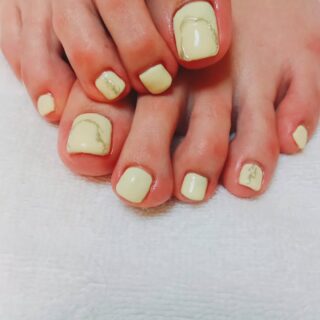 ------------nail salon fu ^a
パステルイエロー🍌
メタリックラインアート~
すっかり投稿ご無沙汰でした。