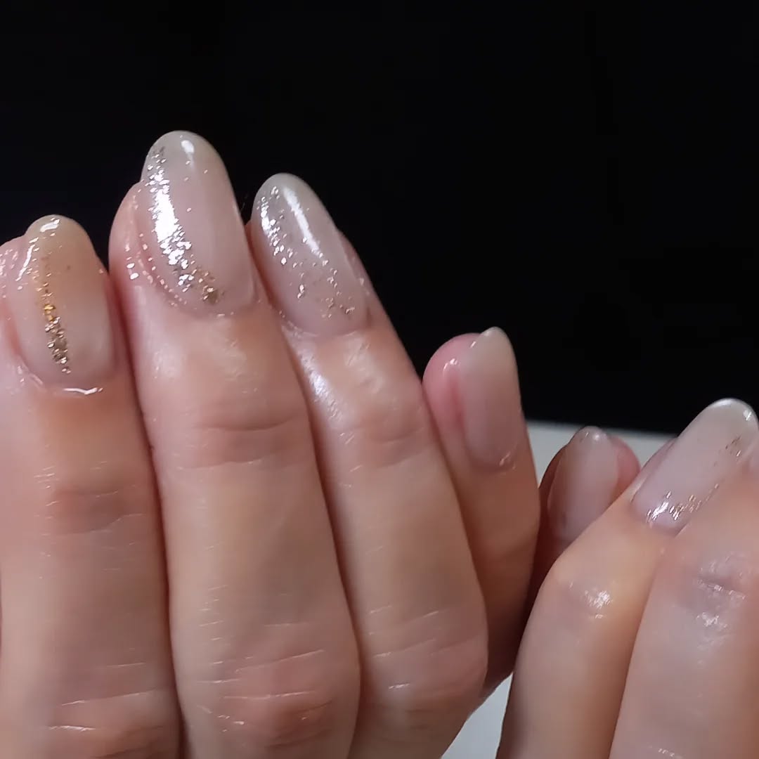 nailsalon fu ^a

シアーホワイトにちょい、ラメ仕上げ

オトナのシンプルネイルを決めてくれます
ありがとうございます！

#福井市ネイルサロン #フィルインジェルネイル 
#巻き爪ケアが出来るネイルサロン #プライベートサロン福井