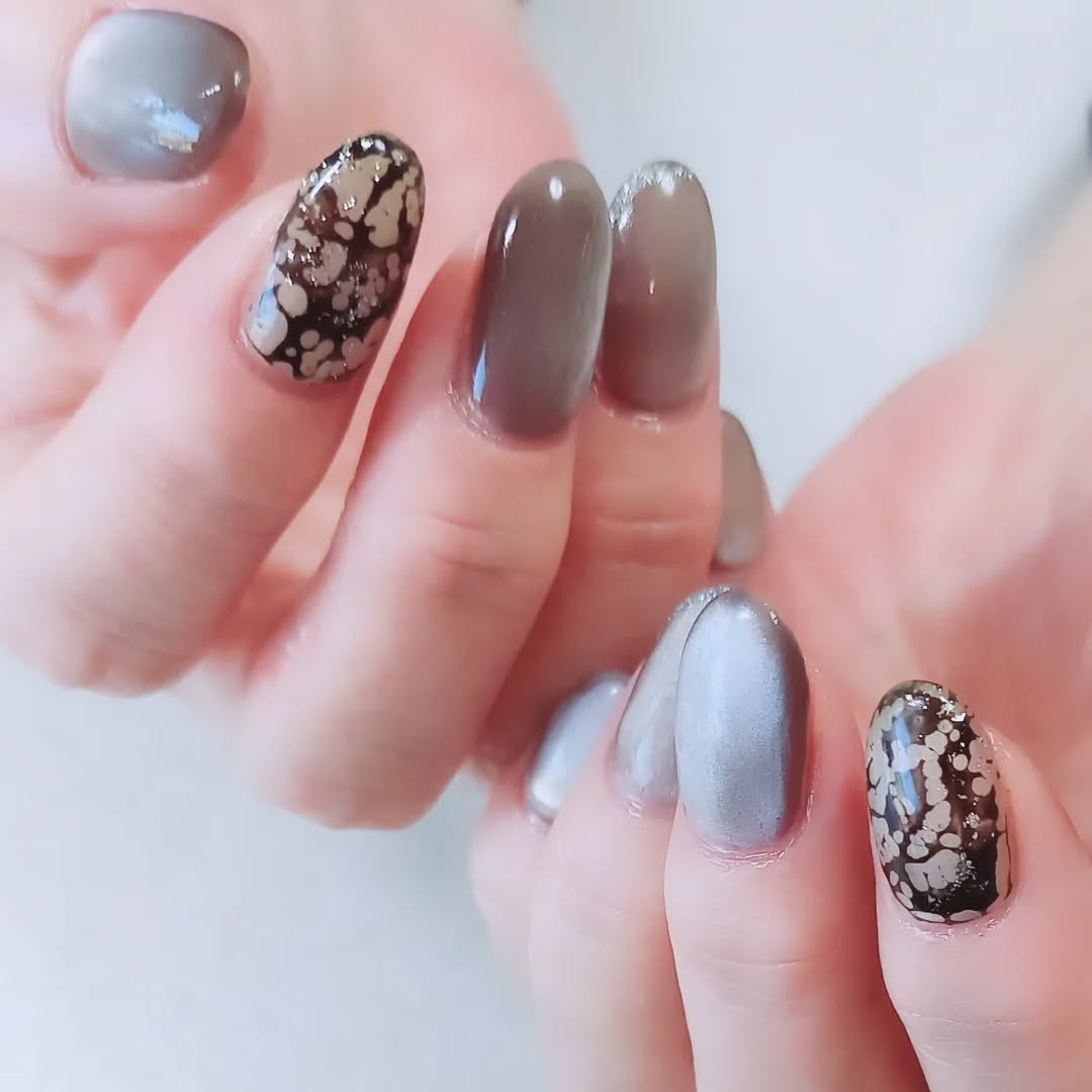 nailsalon fu ^a

ダークシルバーMg
二度と同じにはならないアートカラー
ホワイトとブラックより

#福井市ネイルサロン #フィルインジェル 
#巻き爪補正ができるネイルサロン